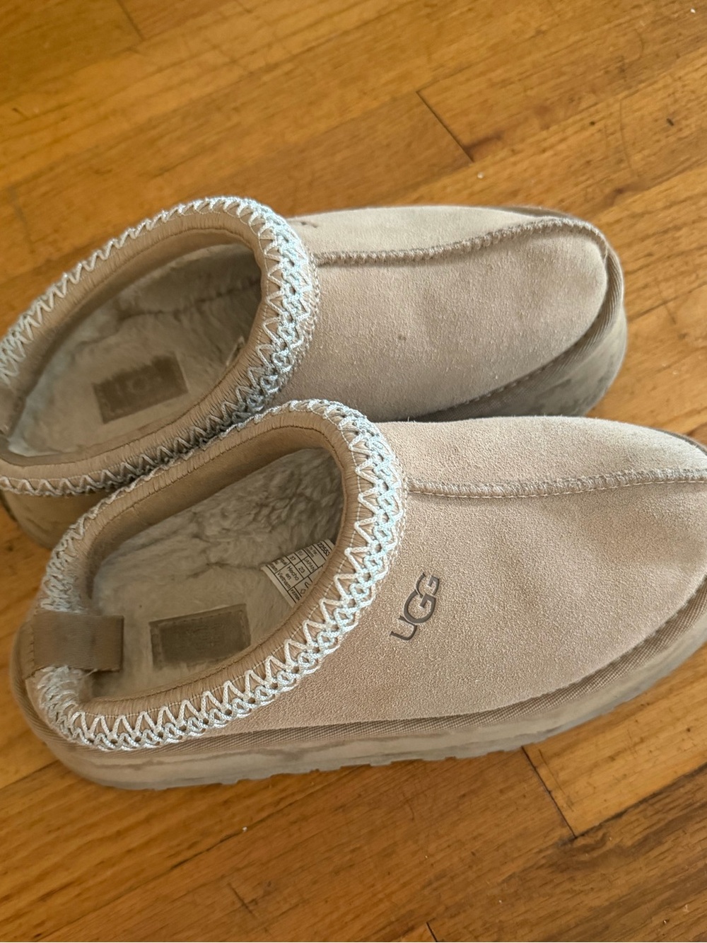 UGG Tasman Slippers – Women’s Size 6 – Beige/Tan